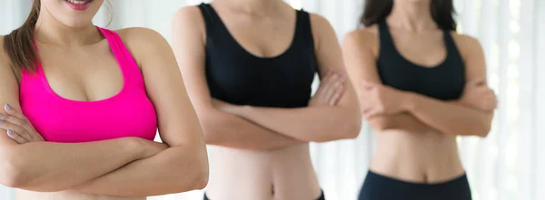 Equipe de mulheres esportivas no ginásio de fitness — Fotografia de Stock