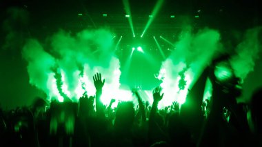 Mutlu İnsanlar Gece Kulübü Parti Konserinde Dans Ediyor