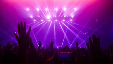 Mutlu İnsanlar Gece Kulübü Parti Konserinde Dans Ediyor