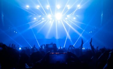 Mutlu İnsanlar Gece Kulübü Parti Konserinde Dans Ediyor