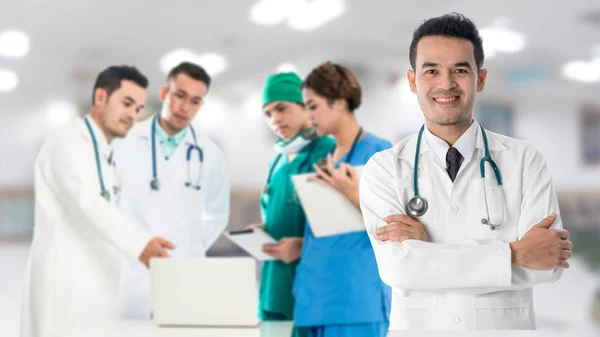 Группа медицинских работников - врач, медсестра и хирург — стоковое фото
