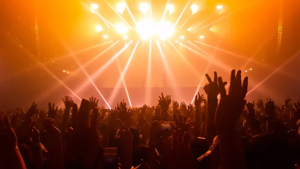 Ευτυχισμένοι άνθρωποι χορεύουν σε νυχτερινό κέντρο συναυλιών — Φωτογραφία Αρχείου