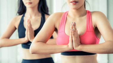 Pratik Yoga kadın fitness beden eğitimi dersinde poz