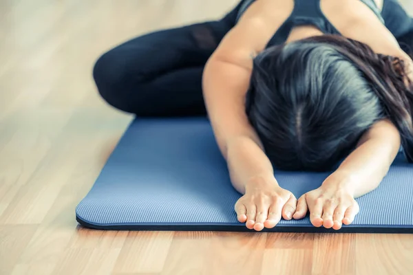Жінка практикує йогу позу в спортзалі — стокове фото