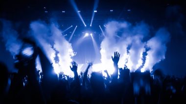 Mutlu İnsanlar Gece Kulübü Parti Konserinde Dans Ediyor