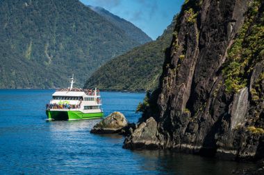 Milford ses, Yeni Zelanda'da tur tekne yolculukları