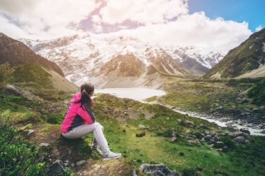 Dağ vahşi manzara seyahat uzun yürüyüşe çıkan kimse.