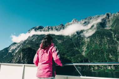 Kadın turist gemi güvertesinde Milford ses