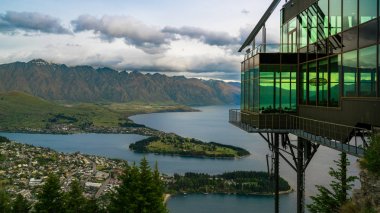 Queenstown, Yeni Zelanda panoramik görünümü.