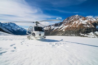 Helikopter kar dağda iniş