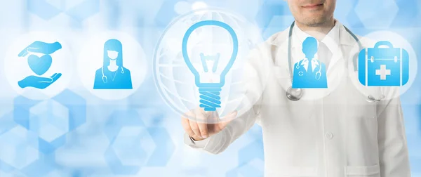 Medical Innovation Concept - Medico con icona della lampada — Foto Stock