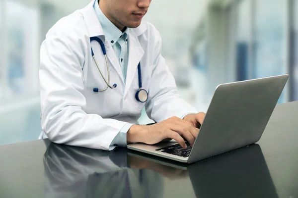 Médico trabalhando na mesa com laptop — Fotografia de Stock