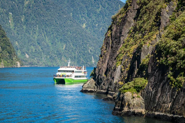 Rejsy łodzią w Milford Sound, Nowa Zelandia — Zdjęcie stockowe