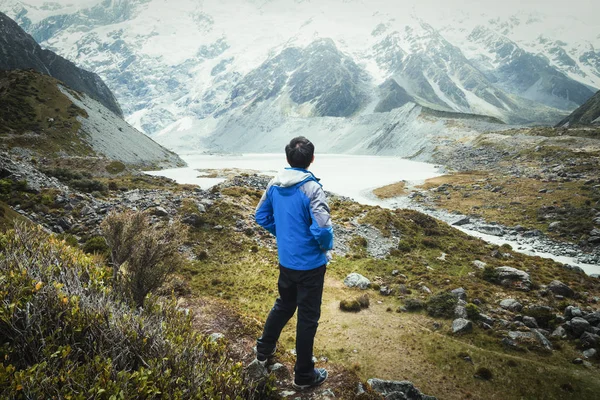 Caminhante de montanha viajando na paisagem selvagem . — Fotografia de Stock