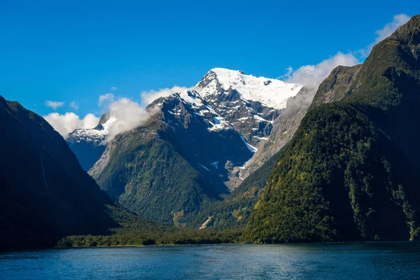 在新西兰的湖和山景观 — 图库照片