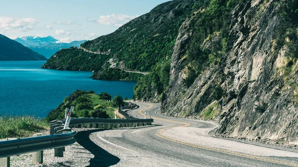 Yol boyunca dağ Cliff ve Lake sarma — Stok fotoğraf