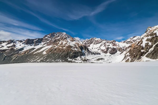 눈 산 배경의 겨울 풍경. — 스톡 사진