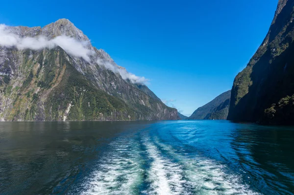 Trajektová plavba v Milford Sound, Nový Zéland. — Stock fotografie