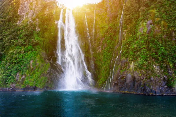 ニュージーランドのミルフォード ・ サウンドでスターリングの滝 — ストック写真