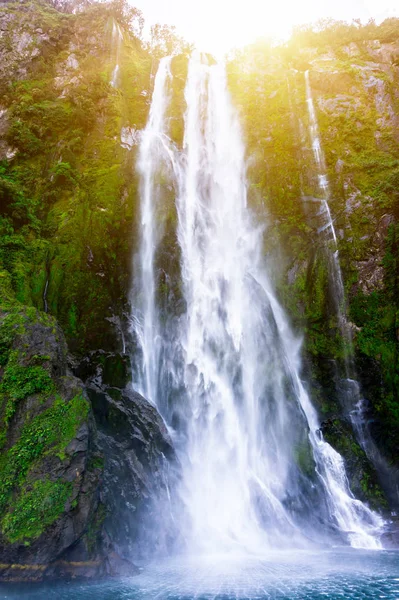 ニュージーランドのミルフォード ・ サウンドでスターリングの滝 — ストック写真