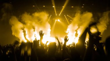 Mutlu İnsanlar Gece Kulübü Parti Konserinde Dans Ediyor