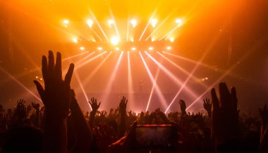 Mutlu İnsanlar Gece Kulübü Parti Konserinde Dans Ediyor