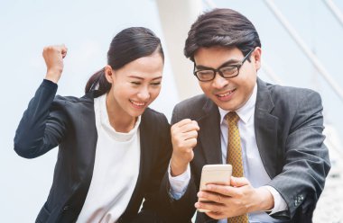 Mutlu iş adamı ve telefon arayan kadın