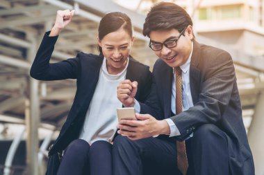 Mutlu iş adamı ve telefon arayan kadın