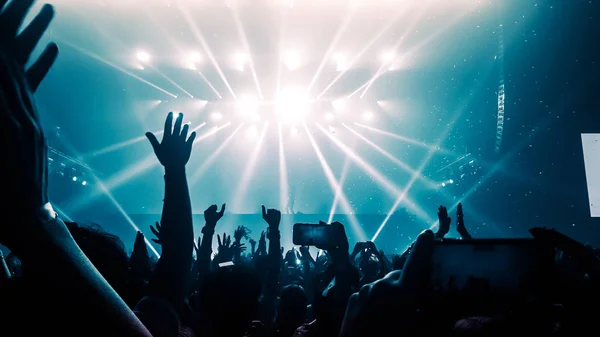 Gente feliz danza en discoteca fiesta concierto — Foto de Stock