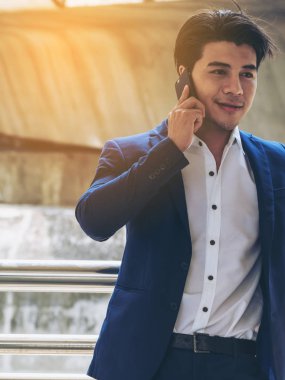 Akıllı telefon kullanan bir iş adamı.