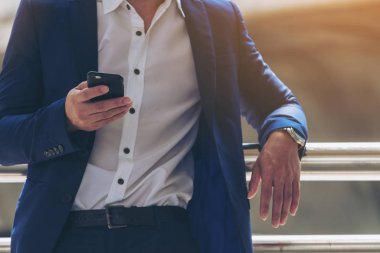 Akıllı telefon kullanan bir iş adamı.