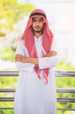 Arap adam ya da işadamı silah geçti