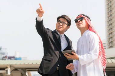 Arap adam ve iş tartışma dostum