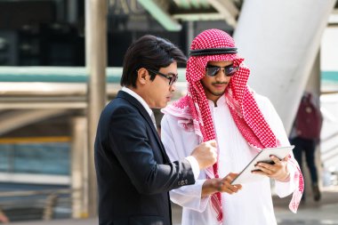 Arap adam ve iş tartışma dostum