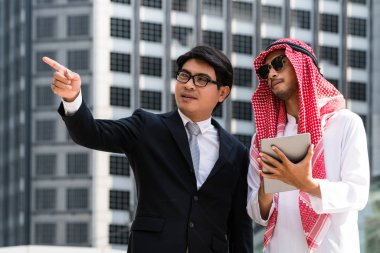 Arap adam ve iş tartışma dostum