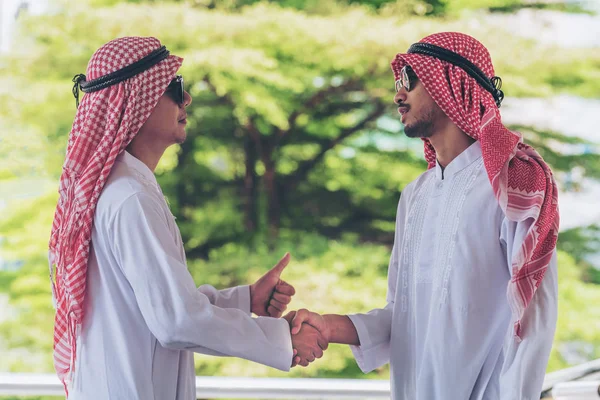 Hombre árabe estrechando las manos, éxito empresarial — Foto de Stock