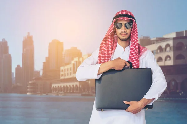 Hombre árabe sosteniendo maletín de negocios . — Foto de Stock