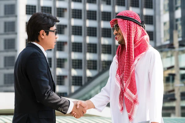 阿拉伯男人和商人握手 — 图库照片