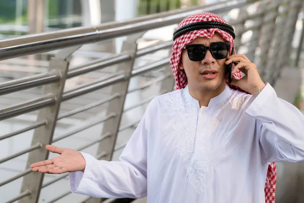 Hombre árabe en el teléfono — Foto de Stock