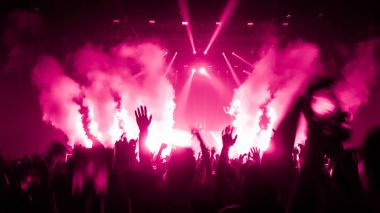 Mutlu İnsanlar Gece Kulübü Parti Konserinde Dans Ediyor