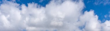 Mavi gökyüzünde beyaz bulutlar panoramik manzaralı