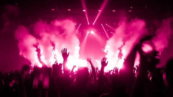 Happy People Dance in Nightclub Feestconcert — Stockfoto