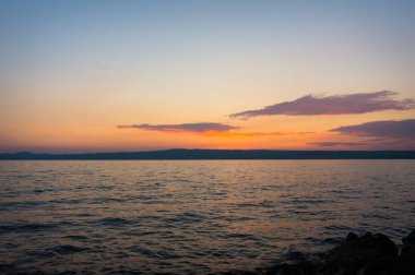 Gün batımı veya okyanus plaj manzara güneş doğarken.
