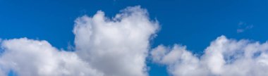 Mavi gökyüzünde beyaz bulutlar panoramik manzaralı