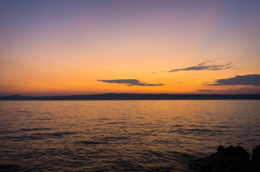 Gün batımı veya okyanus plaj manzara güneş doğarken.