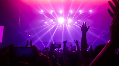 Mutlu İnsanlar Gece Kulübü Parti Konserinde Dans Ediyor