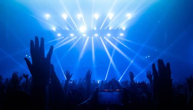 Mutlu İnsanlar Gece Kulübü Parti Konserinde Dans Ediyor