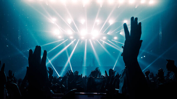 Счастливые люди танцуют в ночном клубе Party Concert