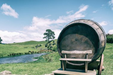 Vintage tonda yeşil çim alandaki şarap varil