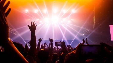 Mutlu İnsanlar Gece Kulübü Parti Konserinde Dans Ediyor